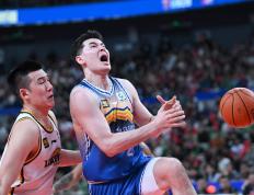 开云体育中国-紧要关头，球员们振臂高呼助球队反超