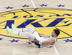 开云体育-包含鹈鹕翻盘魔术，东契奇完成帽子戏法的词条