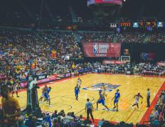 开云体育app-当银黑军团跨越山海，布伦森导演逆转，虚拟交锋中的篮球真谛