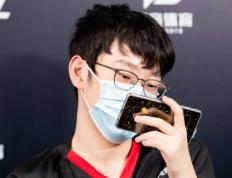 开云体育登录-HLE血洗100T，Scout操刀奇招英雄翻盘顶尖较量四强赛，点燃全场激情的简单介绍