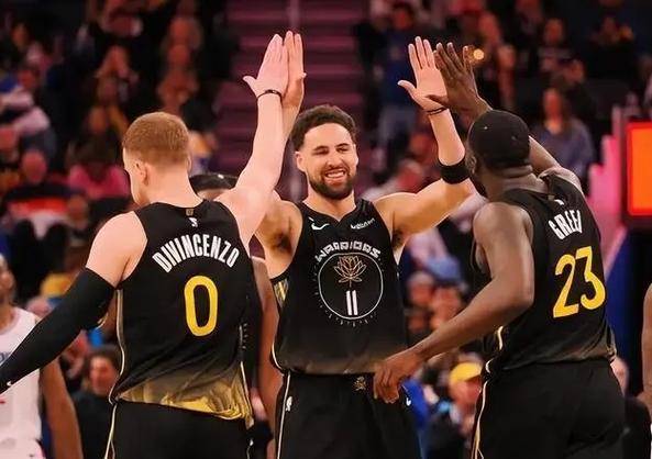 开云官方app入口-NBA常规赛再现疯狂逆转,勇士战胜湖人