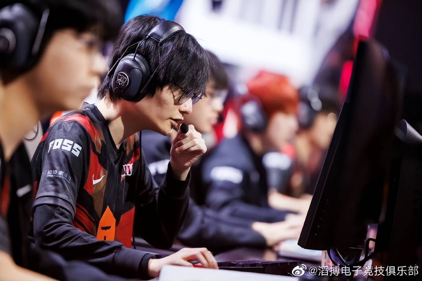 开云体育官方网站-FNC鏖战MAD，Inspired团战一打五激烈交锋全球总决赛，锁定晋级资格