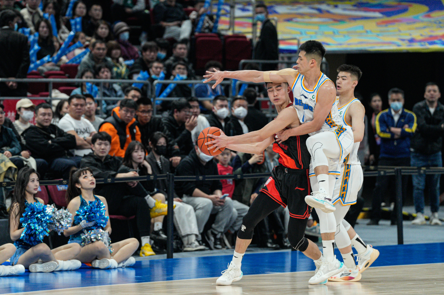 开云体育中国-紧要关头，球员们振臂高呼助球队反超