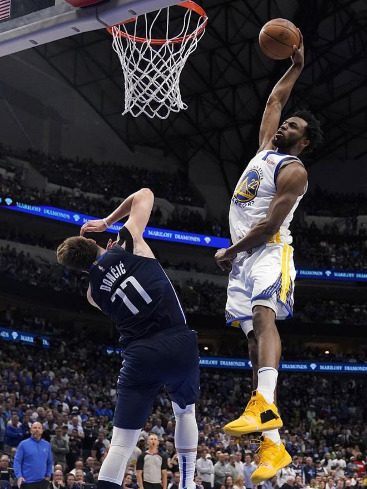 开云APP-球队内部矛盾升级,球员之间关系紧张