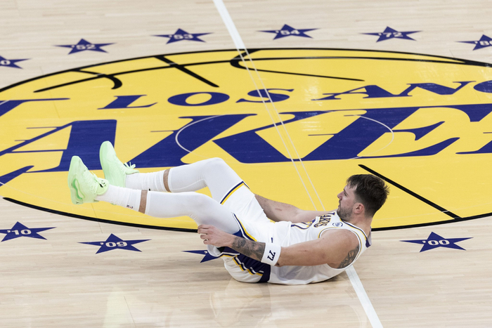 开云体育-包含鹈鹕翻盘魔术，东契奇完成帽子戏法的词条