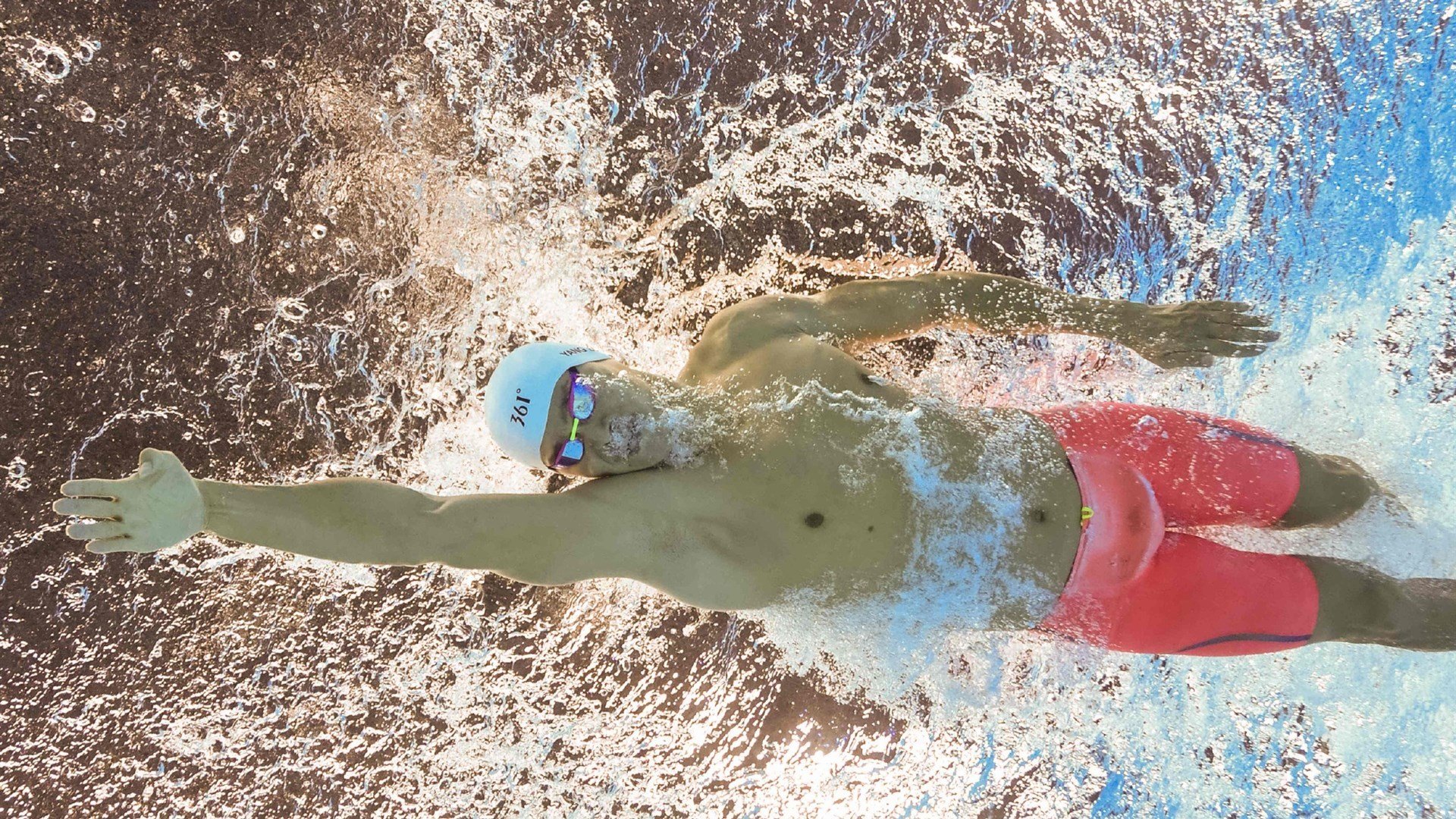 开云体育入口-双线狂飙,历史一页,地球在转动,纪录在更迭